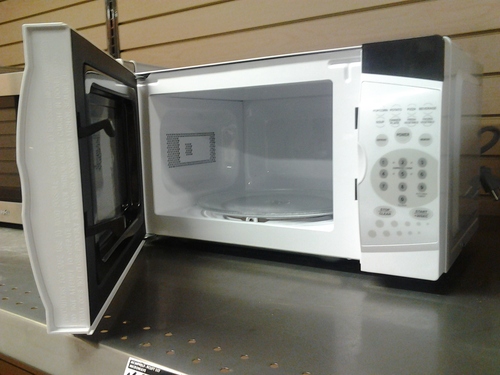 Magic Chef 0.9 Cubic Foot microwave, MCM900W